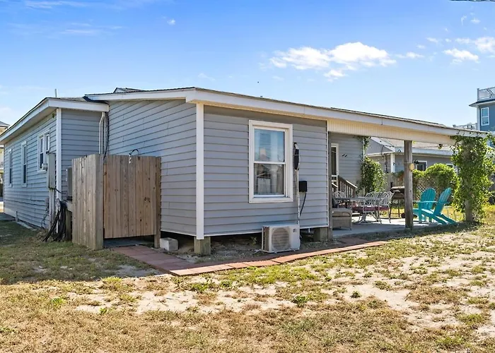 Coastal Haven Cottage- Beach, Shopping, Fun